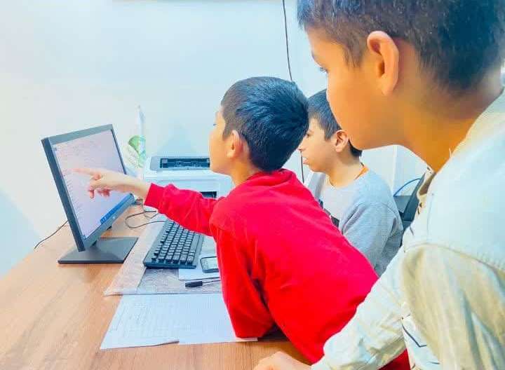 گزارش تصویری | آشنایی فرزندان عطر یاس با کاربرد کامپیوتر و نحو پرینت گرفتن