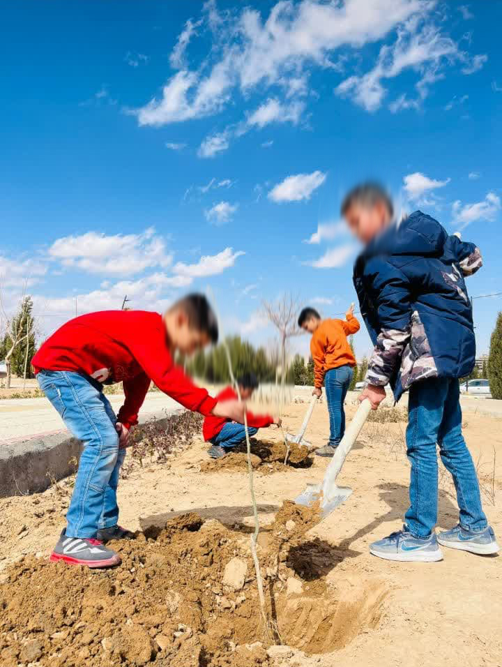 گزارش تصویری | کاشت نهال توسط فرزندان عطر یاس نبوی در روز درختکاری