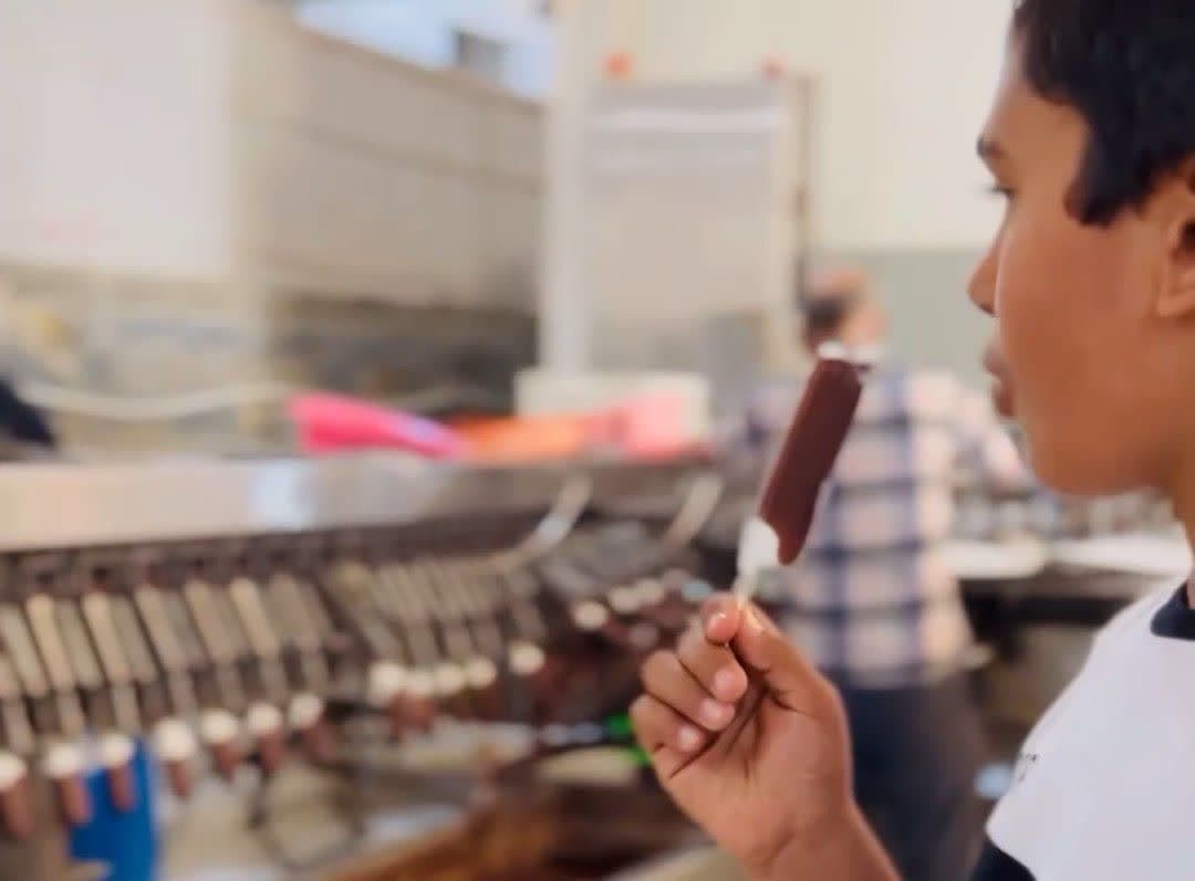 بازدید علمی فرزندان خیریه مردمی عطر یاس نبوی از کارخانه بستنی‌سازی تک شیراز