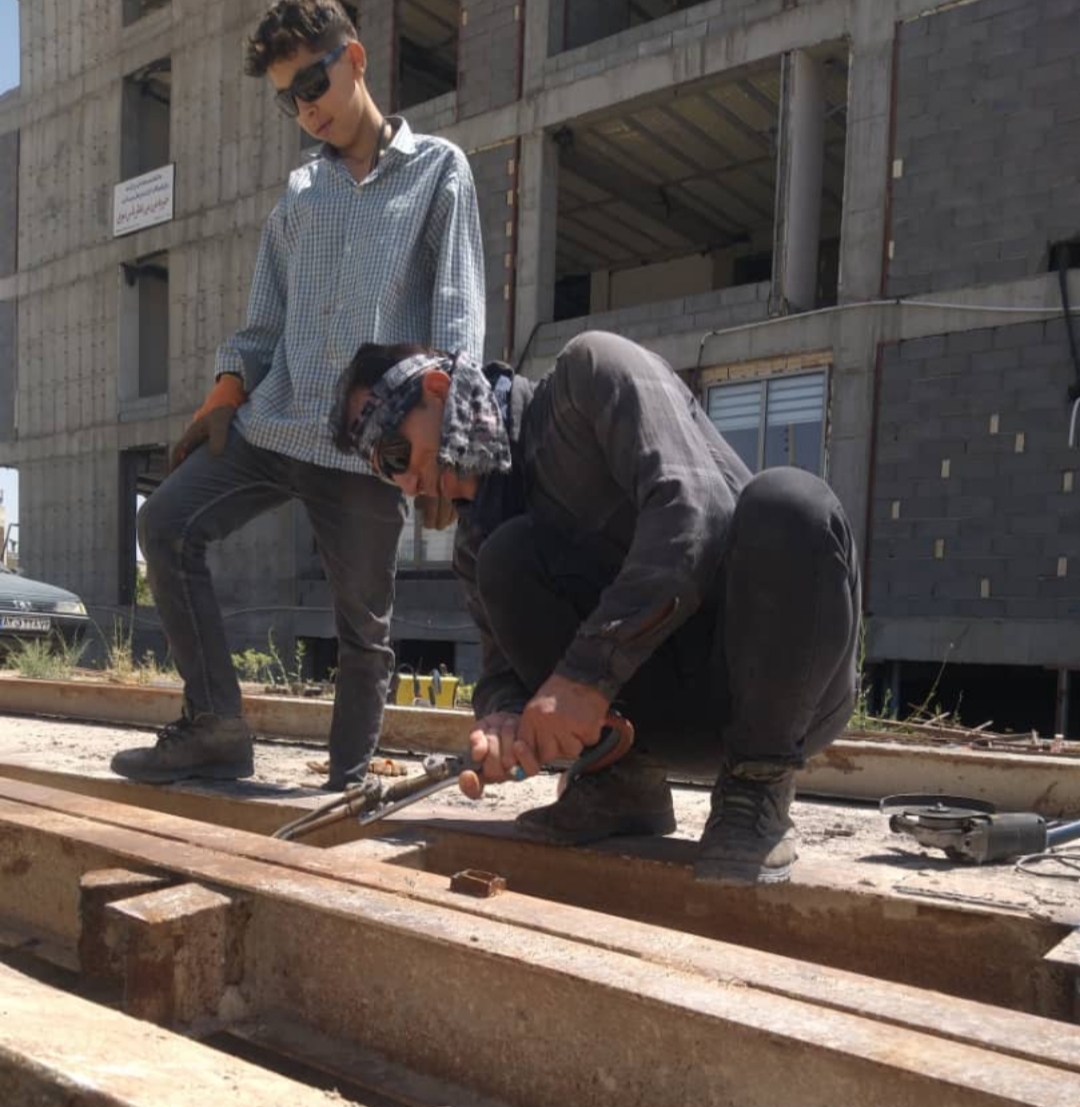 طلوعی دیگر در گلدشت حافظ /  آغاز جوشکاری و نصب سازه نگهبان رمپ مرکز نگهداری عطر یاس نبوی با همت خیرین