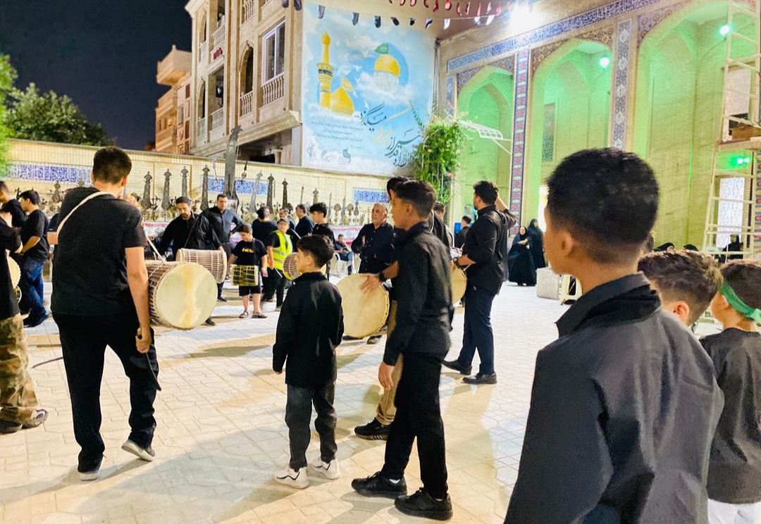 طنین طبل عاشقی در تکیه‌ دل‌ها / حضور دلگرم‌کننده فرزندان عطر یاس نبوی در آیین عزاداری سومین شب محرم