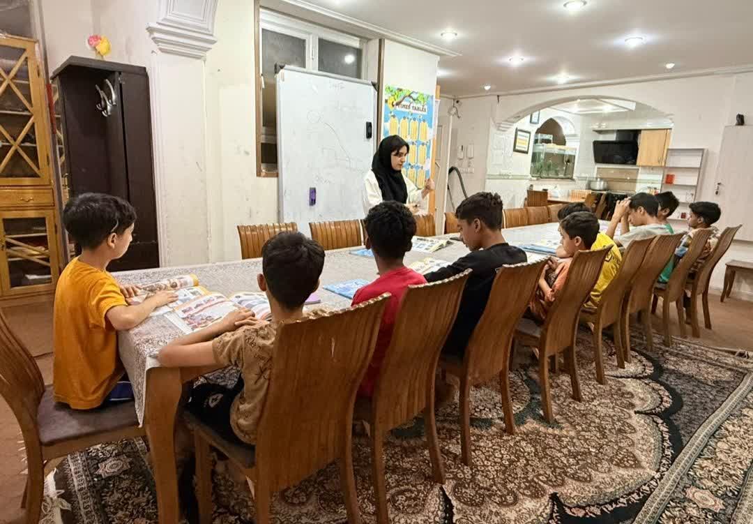 بازگشت امید به کلاس‌ها؛ از سرگیری آموزش زبان انگلیسی برای کودکان بی‌سرپرست «عطر یاس نبوی» پس از روزهای پرآشوب