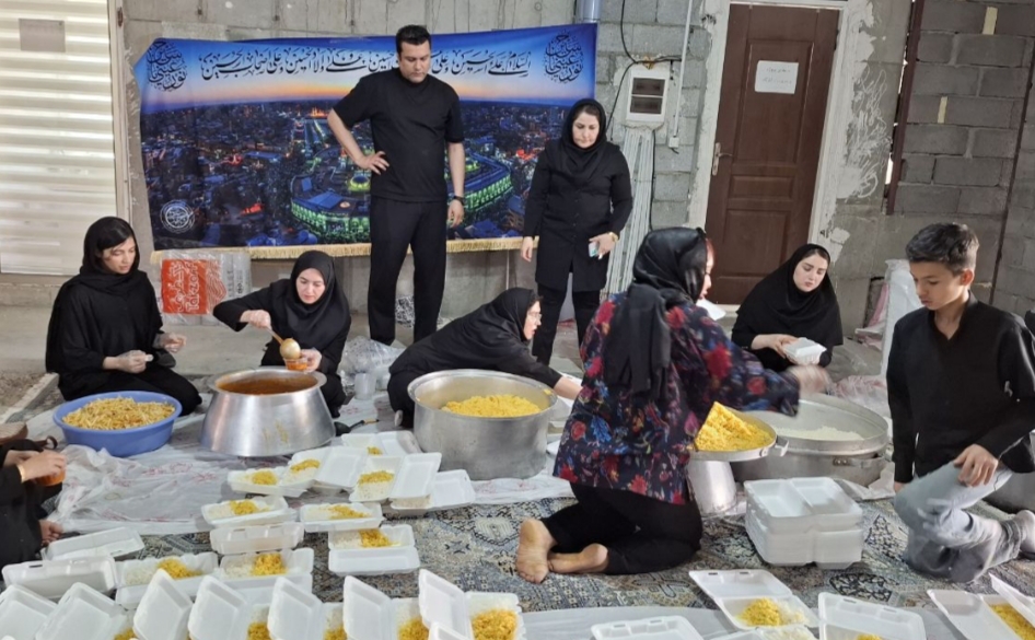 عاشورا، روایت اشک و اطعام | ۱۰۰۰ دست غذای گرم نذری توسط خیریه مردمی عطر یاس نبوی بین نیازمندان توزیع شد