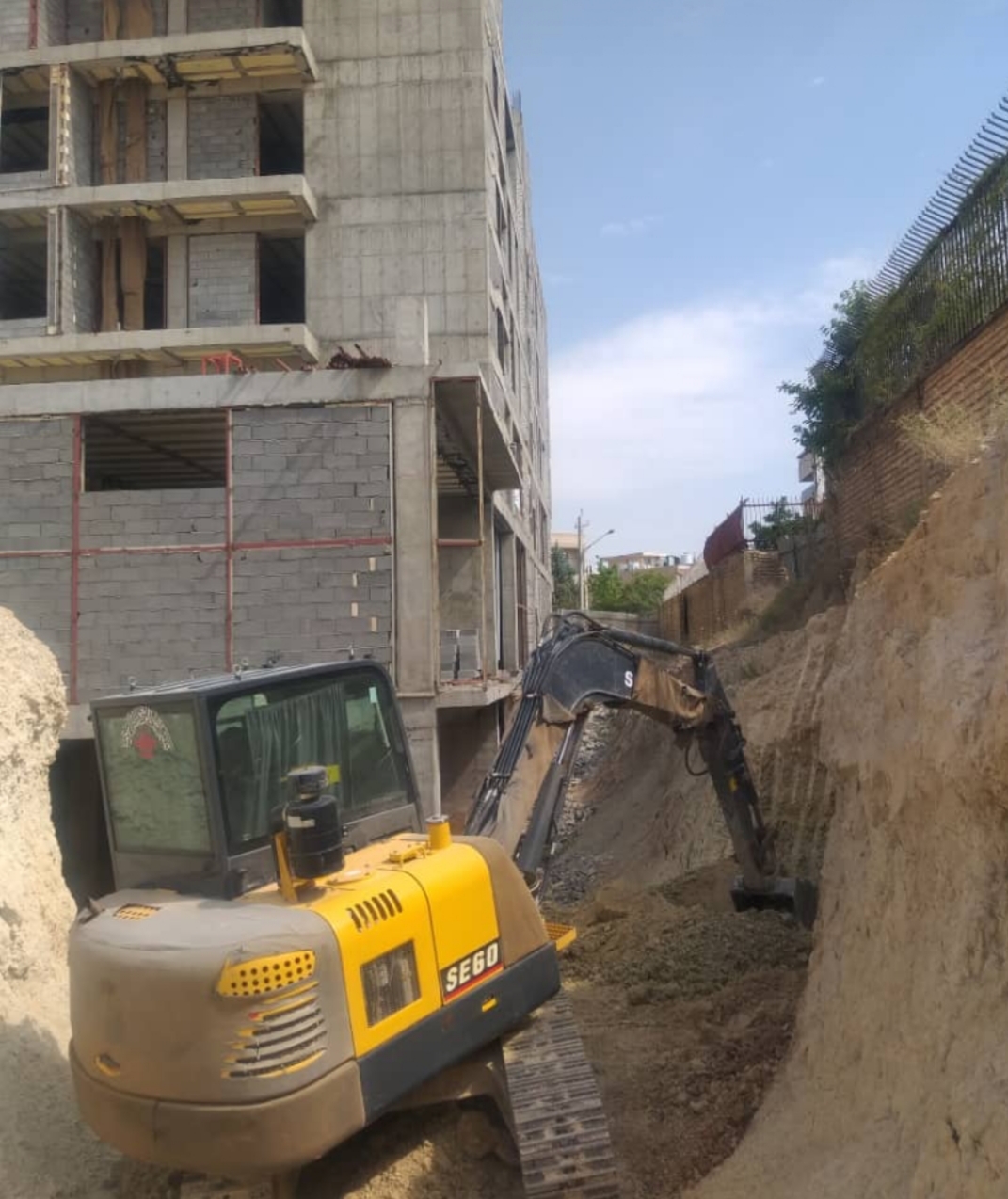 آغاز عملیات خاک‌برداری برای اجرای سازه نگهبان و دیوار حائل در مرکز نگهداری کودکان بی‌سرپرست “عطر یاس”