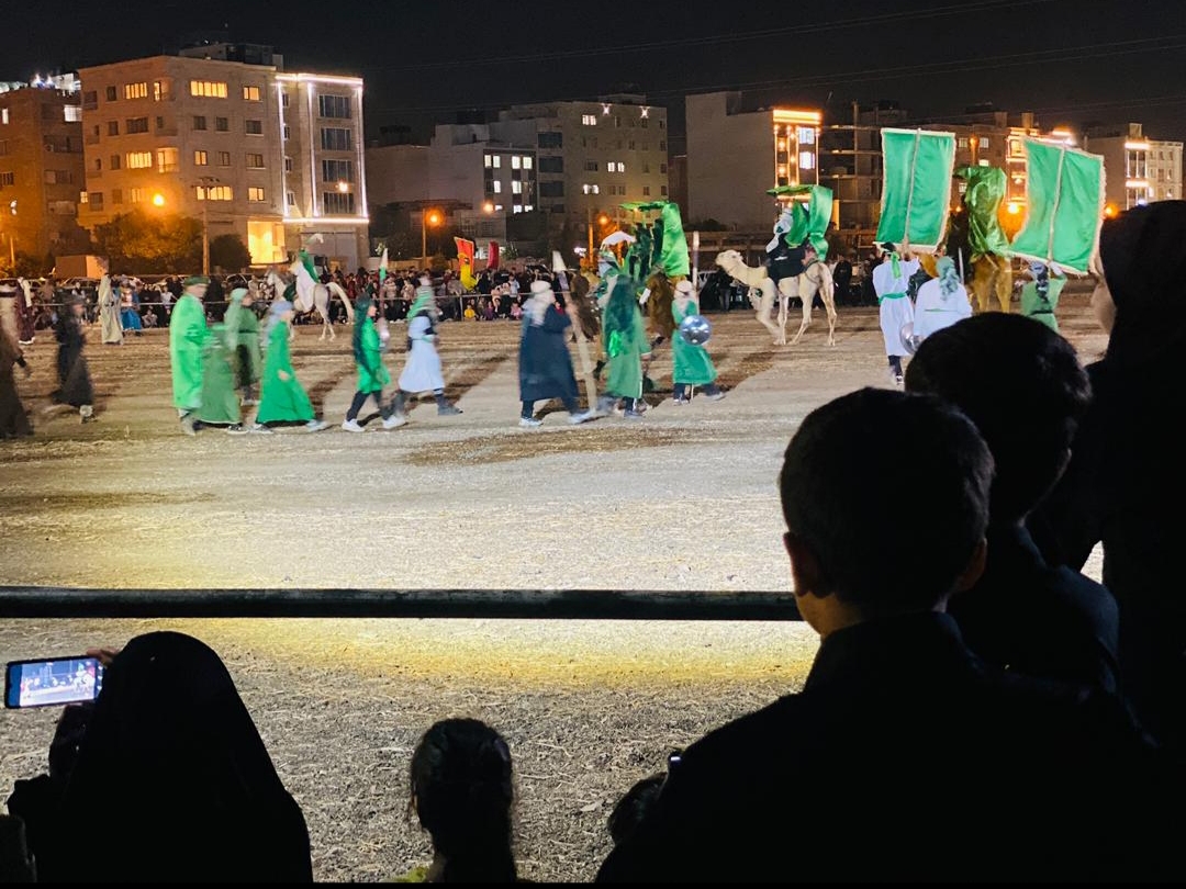 درخشش کودکان بی‌سرپرست عطر یاس نبوی در تعزیه میدانی بزرگ شیراز/ از تقدیر پژوهشگر عاشورا تا تماشای پرشور آیین تعزیه